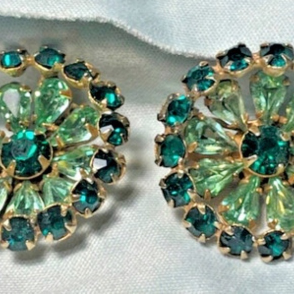 Vintage Light Green Rhinestone brooch & Clip On Earrings - Glass Stone Flower - Picture 5 of 6